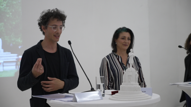 Kulturstadträtin Veronica Kaup-Hasler (SPÖ) und Künstler Klemens Wihlidal mit einem Modell des schiefgestellten Lueger-Denkmals. | Foto: Daniel Oberlechner