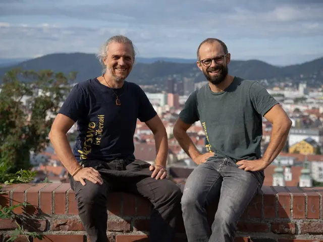 Die gemeinsame Vorlieben für das Reisen hat Philipp Schaudy und Matthias Aberer zusammen geführt, eine Begeisterung, die sie als Veranstalter des Anderswo-Festivals mit den Menschen teilen. | Foto: Anderswo