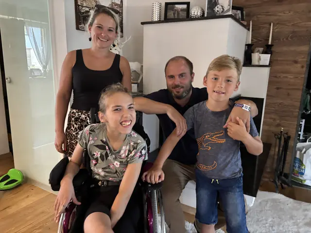 Lara hat Spaß am Leben &amp; genaue Vorstellungen für ihre Zukunft. Mit ihren Eltern Kimberly &amp; Florian sowie Bruder Liam meistert sie alles. | Foto: Sandra Schütz