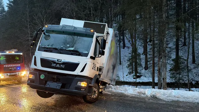 Aufgrund von Straßenglätte war dieser mit Lebensmitteln beladene LKW ins Rutschen geraten. | Foto: FF Veitsch Ort