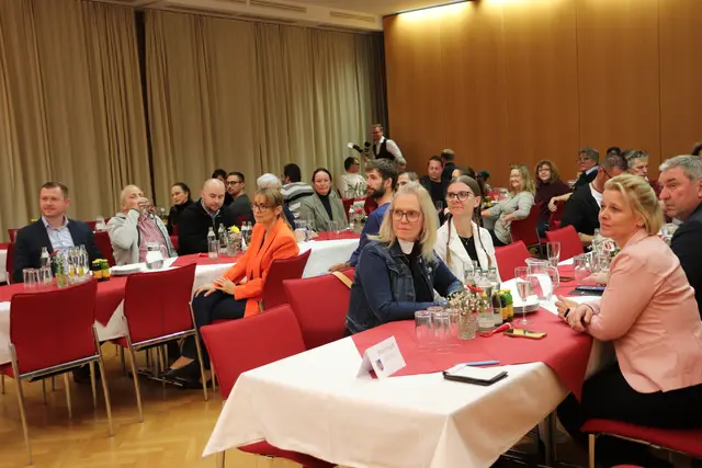 Die Nähe zum Arbeitsplatz war für Julia und Christopher (hinten) ausschlaggebend, nach Kalsdorf zu ziehen. Das gute öffentliche Verkehrsnetz, die Nähe zu Graz und die Infrastruktur waren weitere Gründe. "wir haben uns vorher alles angeschaut und sind sehr glücklich hier", sagte das junge Paar.  | Foto: Edith Ertl