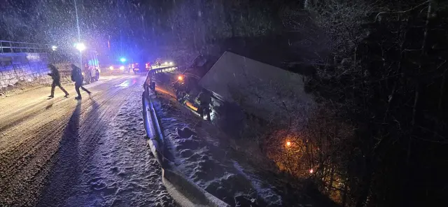 Ein Lkw verunfallte im Schneetreiben auf der B26. | Foto: FF Grünbach-Schrattenbach