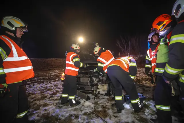 Ein Pkw kam von der Paschinger Straße in Marchtrenk von der Fahrbahn ab und landete im Feld daneben. | Foto: laumat.at