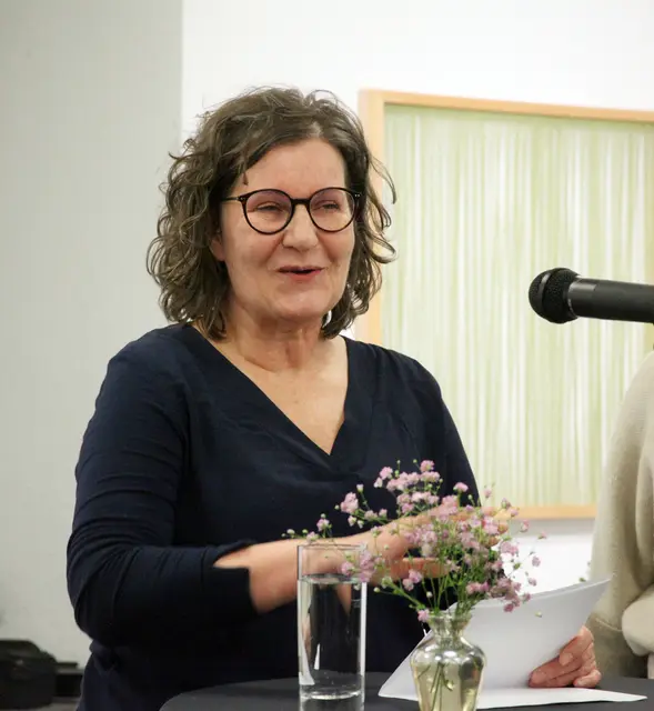 Die Kunsthistorikerin Dr.in Elisabeth Krabichler gab eine detaillierte Einführung in die gezeigten Arbeiten.