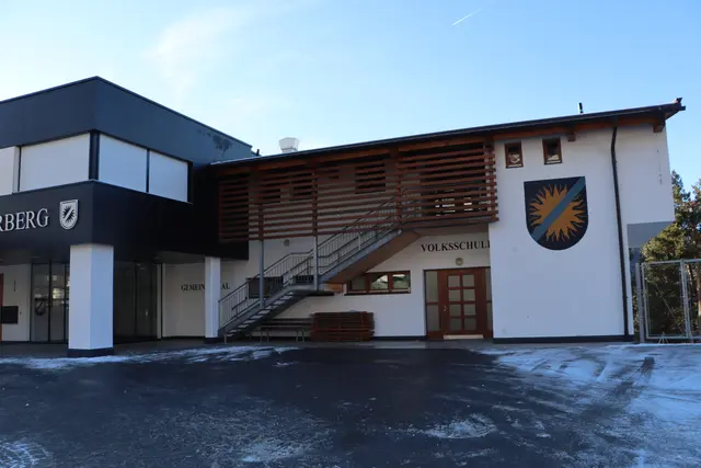 Natürlich schmückt das Wappen auch das Gemeindegebäude in Kaunerberg. | Foto: Thomas Seelos