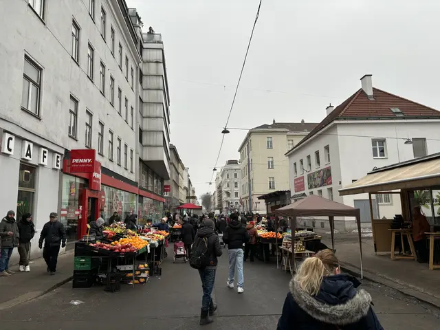 Der Markt erfreut sich großer Beliebtheit – das Resultat ist anfallender Müll. Strenge Kontrollen und regelmäßige Säuberungen sollen unhygienische Zustände verhindern. | Foto: Nathanael Peterlini/MeinBezirk