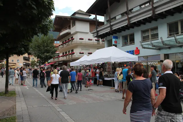 Entlang der Hauptstraße in Mayrhofen herrscht Sommer wie Winter reges Treiben.  | Foto: Haun