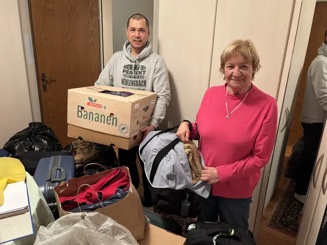 Ramazan Sadegi und Uschi Berthold mit den Spenden aus Neulengbach für die SOS-Balkanroute | Foto: Lauren Fahrenberger / MeinBezirk