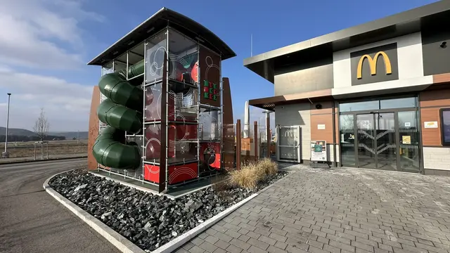 Vom McDonald's-Spielplatz in Oberpullendorf wurde der Asbestschotter bereits weggeräumt. | Foto: Greenpeace