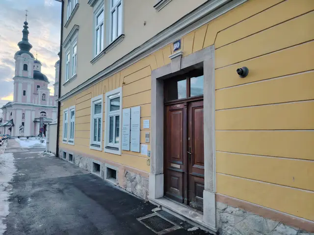 In diesem gelben Haus gibt es seit Jahrzehnten eine Hausarztpraxis.  | Foto: Birgit Gehrke 