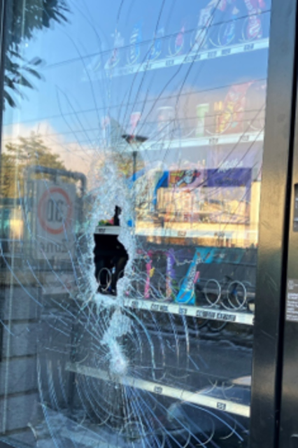 Ein Täter hat die Scheiben von zwei Automaten eingeschlagen und Getränke und Snacks gestohlen. | Foto: Polizei