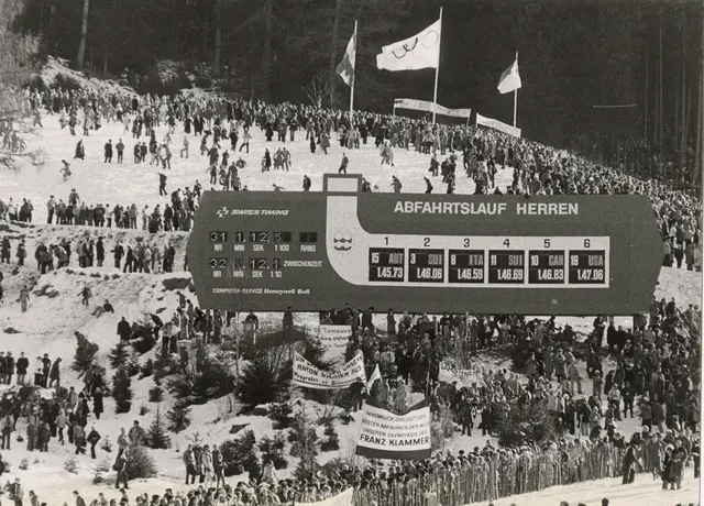 Anzeigetafel des Abfahrtslaufs der Herren am Patscherkofel, 5. Februar 1976. Stadtarchiv Innsbruck, 09.02. Olympische Spiele 1976, Fasz. 296–297, Fotograf Richard Frischauf. | Foto: Universitätsverlag Wagner