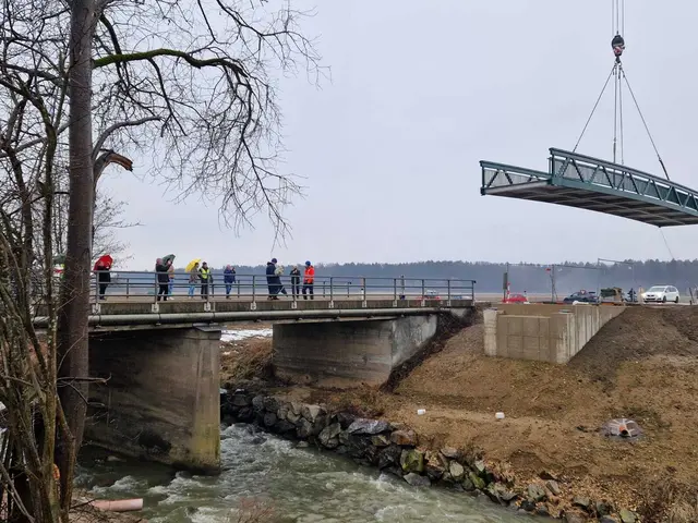 "Es fliegt, es fliegt, es fliegt...": Eine 22 Meter lange, und sieben Tonnen schwere Radfahrbrücke wurde Donnerstagmorgen in Millimeerarbeit über der Bad Blumauer Safen eingepasst. | Foto: Gemeinde Bad Blumau
