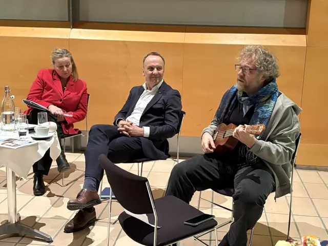 Hautnah: Wolfgang Lampl stimmte ein Lied aus der Feder seines Bruders Harald an, rechts von ihm Wolfgang Schrei, Leiter Region Süd- und Weststeiermark bei der Steiermärkischen Sparkasse, und Greith-Haus-Leiterin Isabella Holzmann. | Foto: MeinBezirk/Susanne Veronik
