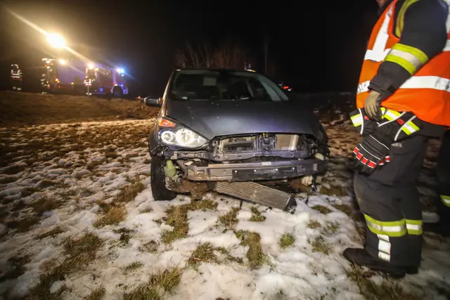 Ein Pkw kam von der Paschinger Straße in Marchtrenk von der Fahrbahn ab und landete im Feld daneben. | Foto: laumat.at