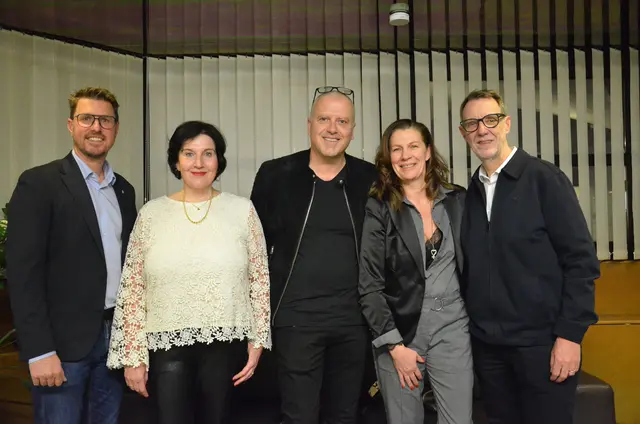 LINIENgetreu: Bgm. Christian Härting mit Irene Heisz, Künstler Bernhard Aichner und Vize-Bgm. Klaus Schuchter mit seiner Martina. | Foto: Sabine Schletterer