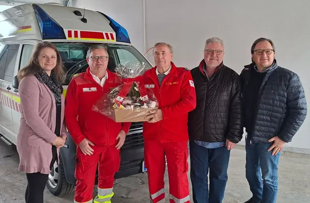 Gratulation beim Roten Kreuz: Andrea Horvatic-Volk, Bezirksrettungskommandat Herbert Palfner, der Jubilar Erwin Peer, Blutspendereferent Franz Poscharnik und der stellvertretende Bezirksgeschäftsführer Gerhard Galler. | Foto: Rotes Kreuz
