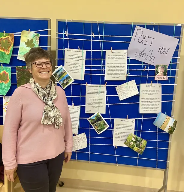 Anita Gürth versammelt eine kleine Gruppe von Bewohnerinnen und Bewohnern  im Gruppenraum, um in entspannter Atmosphäre zu plaudern. | Foto: PBZ Hainburg