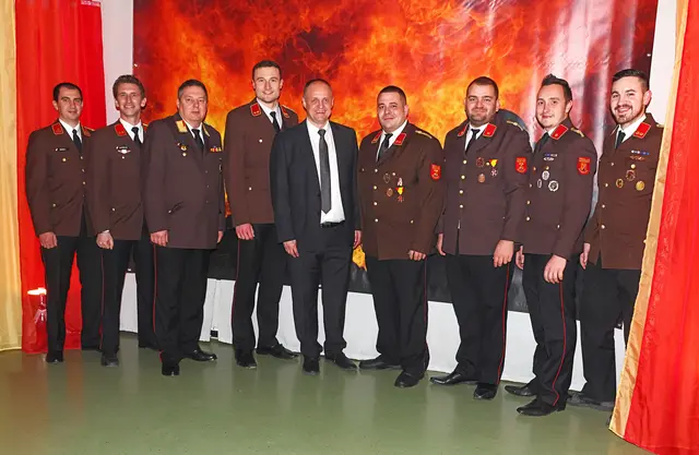 Florian Sörös, Christian Hafner, Thomas Frey, Feuerwehrkommandant aus Parndorf Stefan Wallentich, Bürgermeister Karel Lentsch, Feuerwehrkommandant aus Neudorf Stefan Mikula, Philipp Belihart, Manuel Samwald und Michael Ehrenreiter (v.l.)


 | Foto: FF Neudorf
