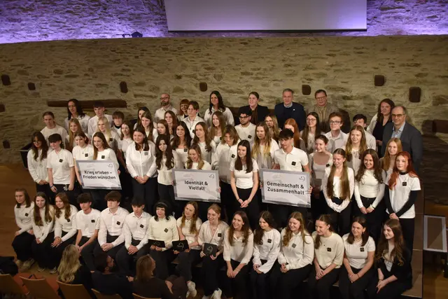 Die Schülerinnen und Schüler der 2HLP konzipierten eine Fotoausstellung zum Thema "Solidarität" auf Burg Schlaining. | Foto: MeinBezirk/Michael Strini