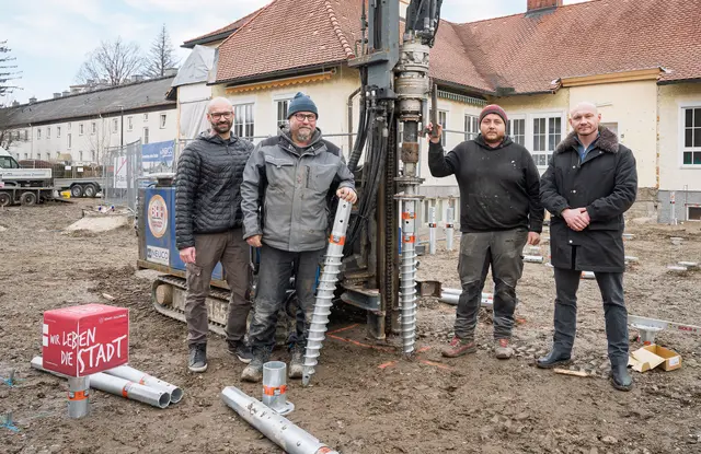 Im Stadtteil Liefering in der Stauffeneggstraße baut die Stadt Salzburg einen Kindergarten aus. Insgesamt 240 Schraubfundamente werden in den Boden gesetzt. | Foto: Stadt Salzburg/Alexander Killer