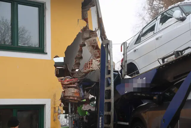 Ein Autotransporter ist heute Vormittag in Weng in ein Wohnhaus gekracht. Dieses drohte kurzzeitig einzustürzen. | Foto: Daniel Scharinger