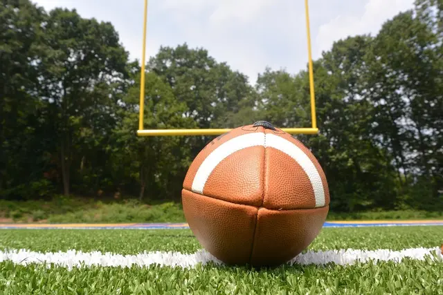 Nach einem Touchdown kann das Team noch einen zusätzlichen Punkt erzielen, wenn es den Football durch die beiden Torstangen kickt. | Foto: pixabay/Emmanouel