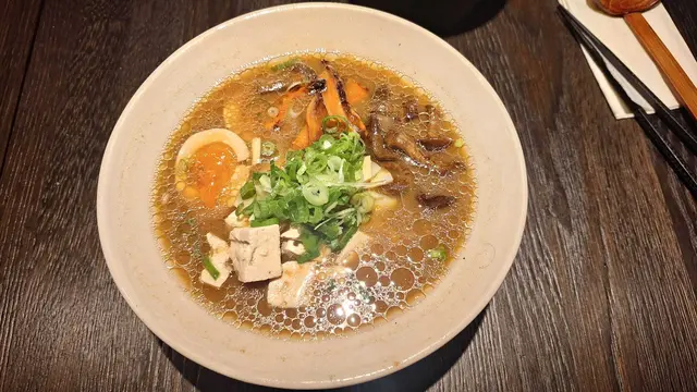 Miso Ramen – „Würzige Miso-Brühe mit vielfältigen Toppings – ein voller Geschmacksschub. | Foto: Genussspecht