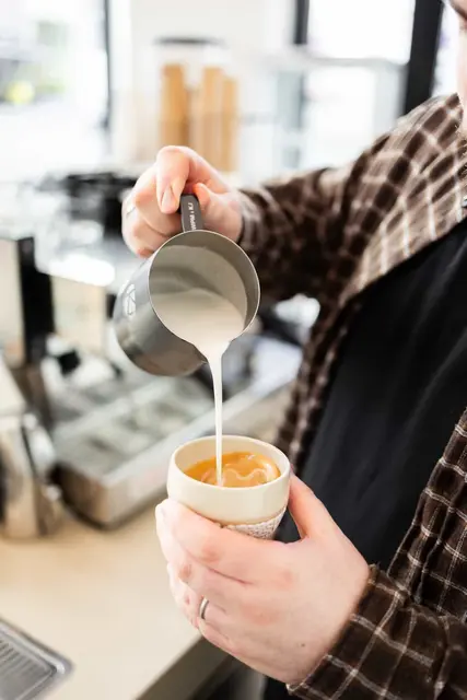 Der Chef serviert den Kaffee persönlich.  | Foto: Sandra Lavinia