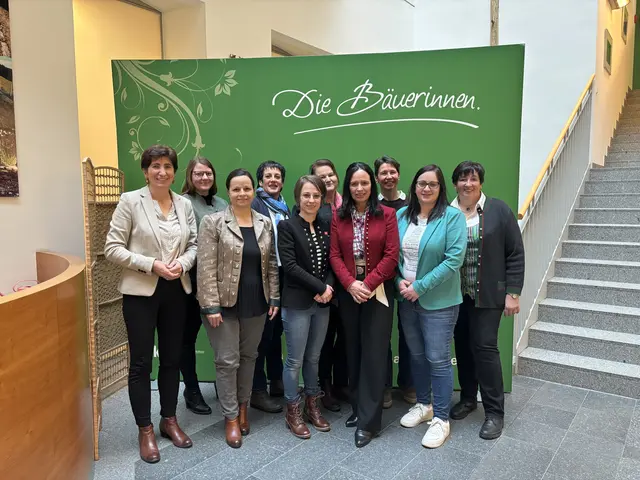 Friederike Parz (links) und Astrid Brunner (vorne mitte) mit den Bezirkssprecherinnen aus ganz Kärnten. | Foto: MeinBezirk/Lea Kainz