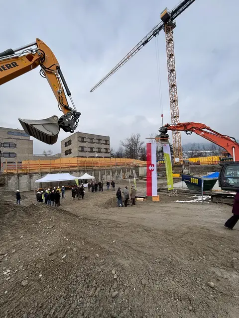 Die Spatenstichfeier wurde freudig aufgenommen. Bereits jetzt freuen sich alle Beteiligten auf die Firstfeier.  | Foto: Königer