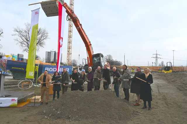 Alle Beteiligten packen an: das 60 Millionen Euro Bauprojekt in der Rossau wird mit viel Freude und Spannung erwartet.  | Foto: Königer