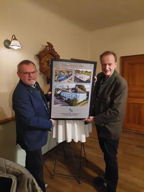 Bürgermeister Hermann Wistrcil (l.) dankte Gemeindearzt Andreas Gradwohl | Foto: Marktgemeinde Ludweis-Aigen