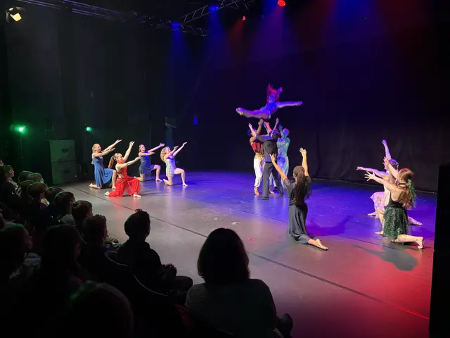 Elf Nachwuchsakrobatinnen und -akrobaten zeigten ihr Können bei den Circustagen in Kufstein.  | Foto: Barbara Fluckinger