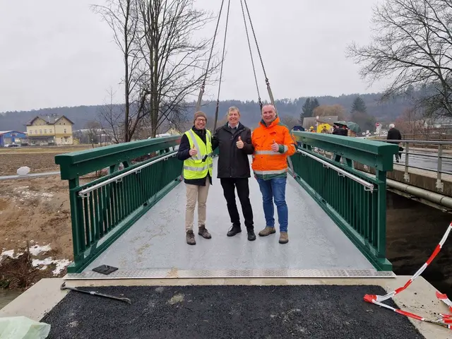 Millimeter-Arbeit vollbracht - das löste freilich große Freude bei allen Vernantwortlichen Gemeinde und Land aus. | Foto: Gemeinde Bad Blumau