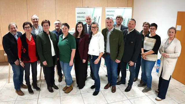 "Tag der Bäuerin" der Bäuerinnen im Gebiet Zwettl in der Lagerhaustaverne: Die Gastgeberinnen konnten dazu Referenten und Ehrengäste begrüßen. | Foto: Franz Fichtinger