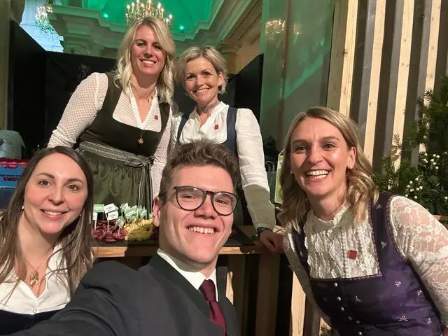 Die Salzburger Seminarbäuerinnnen Nina Meißnitzer, Ramona Eberl, Elisabeth Wallinger und Erika Neureiter mit Landesrat Maximilian Aigner (v.li.). | Foto: Maximilian Aigner