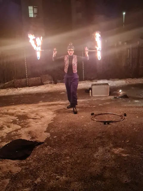 Die Feuershow von Valeria („Innsfire“) setzte einen eindrucksvollen Schlusspunkt unter das Nachbarschaftsfest in der Unteren Lend. | Foto: KOMM ENT HALL