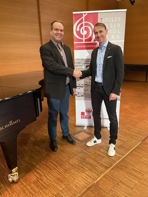 Dir. Tobias Lämmle und Bgm. Günter Salchner (v.l.) freuen sich über die Umsetzung der Maßnahmen. | Foto: Stadt Reutte