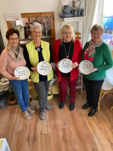 Das Team im ORA-Flohmarkt Mauerkirchen lädt zu Tisch. | Foto: ORA International