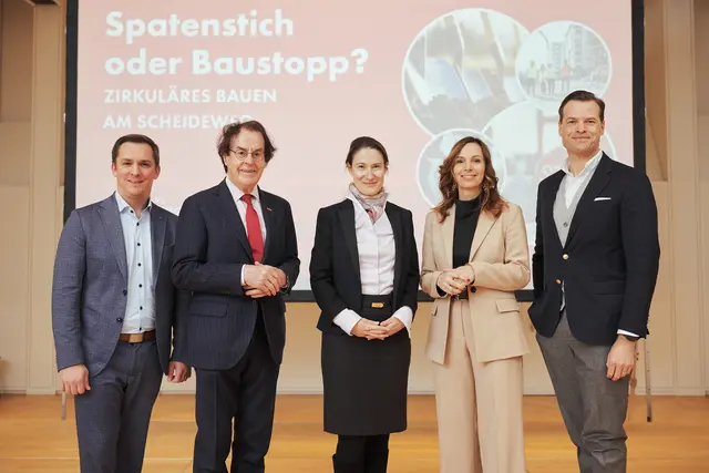 Diskutierten in Wien über gemeinsame Lösungen in der Bauwirtschaft: Stefan Reif-Zöhrer (HABAU), Saubermacher-Gründer Hans Roth, Katharina Schönauer (ESG KPMG) Bernadette Triebl-Wurzenberger (Wastebox GmbH), Michael Weitersberger, (Real Estate, Raiffeisenbank International) | Foto: 2026, Saubermacher/eap.at