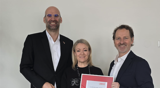 Robert Schratt überreichte Andy und Kelly Kainz die Urkunde. | Foto: WKK St. Veit