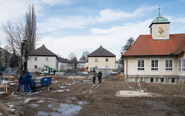 Im Stadtteil Liefering in der Stauffeneggstraße baut die Stadt Salzburg einen Kindergarten aus. Insgesamt 240 Schraubfundamente werden in den Boden gesetzt. | Foto: Stadt Salzburg/Alexander Killer