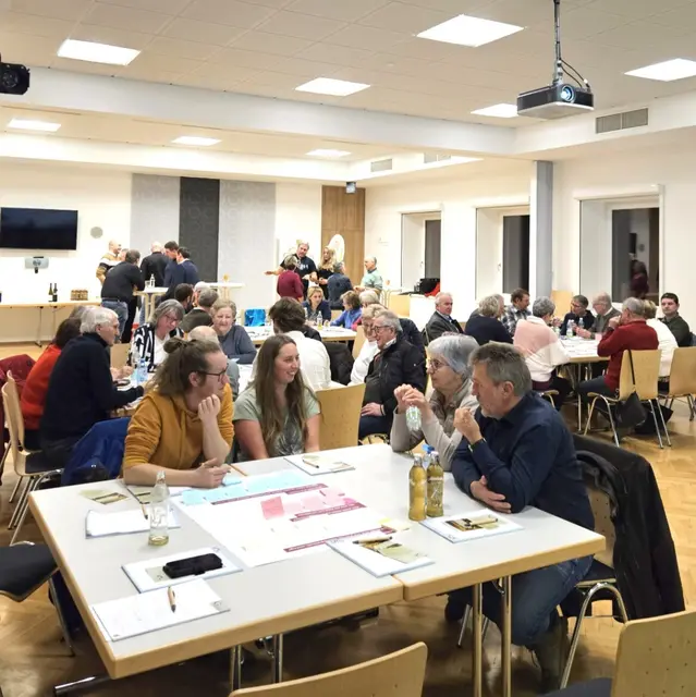 In Kleingruppen wurden Wege, Standorte und konkrete Lösungen für Arztbesuche, Besorgungen und soziale Kontakte erarbeitet. | Foto: Jakob Stürzenbaum