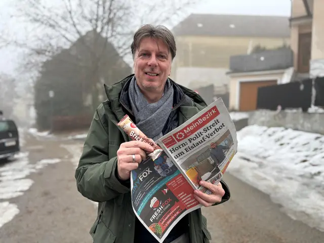 Sigmundsherberg-Bürgermeister Franz Göd lest die MeinBezirk Horn-Ausgaben am liebsten mit einem kalten "Brickerl". | Foto: Markus Kahrer