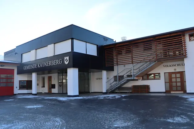 Das Gemeindezentrum wird zukünftig mit Hackschnitzel beheizt. | Foto: Thomas Seelos