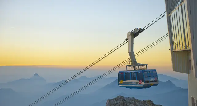 Im Jahr 2026 feiert die Tiroler Zugspitzbahn in Ehrwald als älteste Seilbahn Tirols ihr 100-jähriges Bestehen.

 | Foto: Tiroler Zugspitzbahn / Albin Niederstrasser