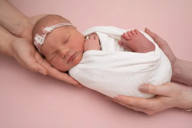 Name: Mirjam Denise
Geburtsdatum: 31.12.2025
Gewicht: 3.260 g
Größe: 50 cm
Eltern: Selina und Jonathan Scherr aus St. Stefan im Rosental | Foto: Babysmile