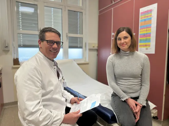 Die erste orthopädische Patientin Tamara Listiakova aus Hainburg mit Martin Kaipel bei einem Vorgespräch. | Foto: Gesundheit Burgenland