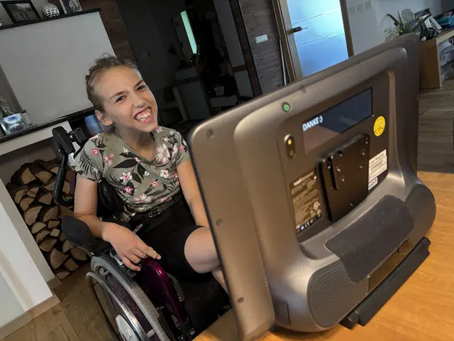 Den Computer steuert Lara mit ihren Augen. So kommuniziert sie auch in der Schule, mit Freunden und der Familie. | Foto: Sandra Schütz